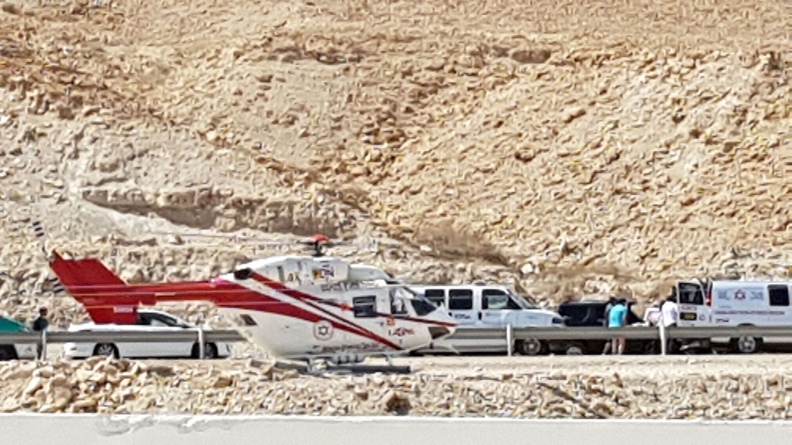 מסוקים מפנים את הצפועים מהזירה (צילום וואצאפ)